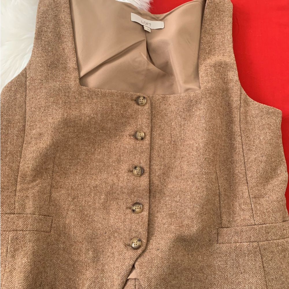 LOFT Tan Fabric Detail